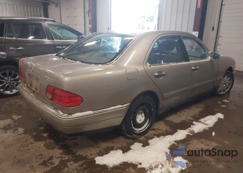 1998 Mercedes-Benz E 320 Awd z USA, uszkodzony, nr VIN WDBJF82F5WX008757